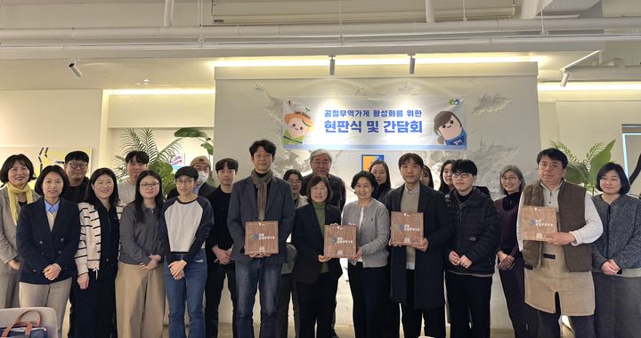 [광명=뉴시스]광명시가 24일 카페 가우디에서 신규 인증 공정무역가게 현판식과 공정무역 활성화를 위한 간담회를 열고 기념사진을 촬영하고 있다.(사진=광명시 제공)2026.02.24.photo@newsis.com *재판매 및 DB 금지