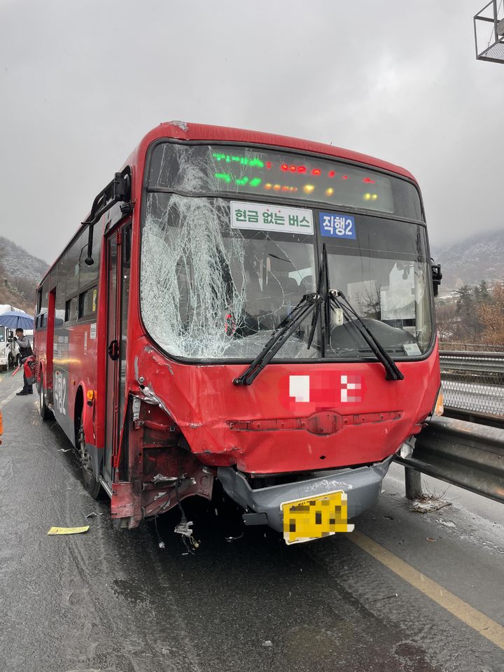 [대구=뉴시스] 24일 오후 3시30분께 대구 달성군 유가읍 테크노폴리스로에서 시내버스가 눈길에 미끄러지는 사고가 발생했다. (사진=대구소방안전본부 제공) 2026.02.24. photo@newsis.com *재판매 및 DB 금지