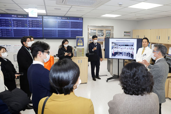 [서울=뉴시스] 24일 오후 국립암센터에서 양한광(오른쪽 첫 번째) 국립암센터 원장이 육종암센터를 소개하는 모습 (사진=보건복지부 제공) 2026.02.24. photo@newsis.com *재판매 및 DB 금지