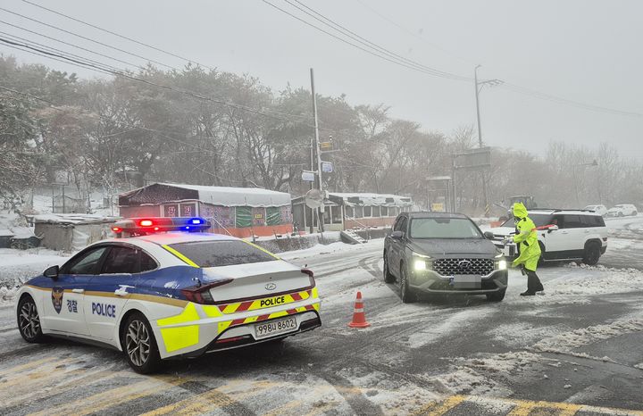 [울산=뉴시스] 24일 울산지역에 눈이 내리면서 경찰이 일부 도로를 통제 중이다. (사진=울산경찰청 제공) 2026.02.24. photo@newsis.com *재판매 및 DB 금지