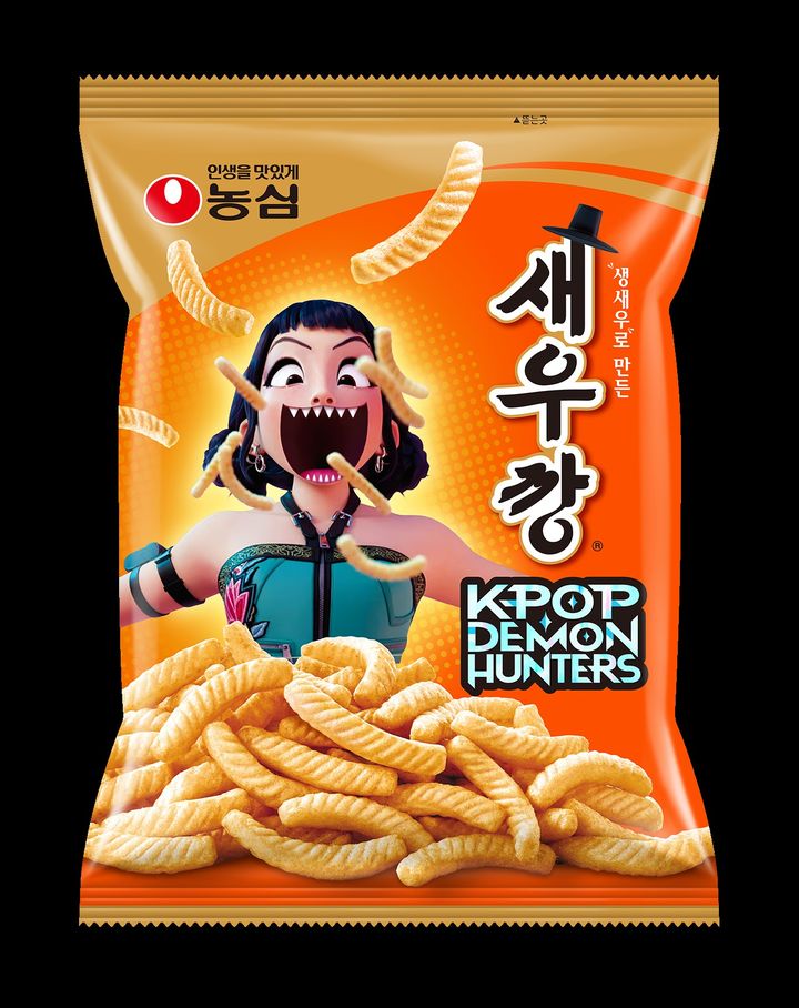 [서울=뉴시스]농심 새우깡이 넷플릭스 인기 애니메이션 '케이팝 데몬 헌터스' 캐릭터를 입힌 패키지를 선보였다.(사진=농심) *재판매 및 DB 금지