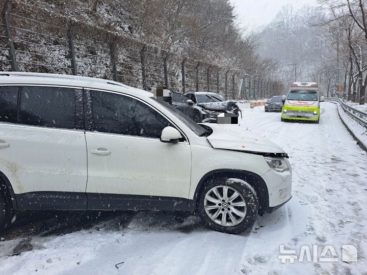 [보은=뉴시스] 24일 충북 보은군에서 눈길 교통사고가 발생해 2명이 병원으로 옮겨졌다. (사진= 보은소방서 제공) 2026.02.24. photo@newsis.com *재판매 및 DB 금지