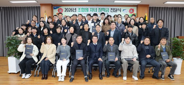 [밀양=뉴시스] 밀양농협 이성수 조합장 외 임직원 및 조합원 자녀 장학생들과 장학금 전달식 후 기념촬영을 하고 있다. (사진=밀양농협 제공) 2026.02.25. photo@newsis.com *재판매 및 DB 금지