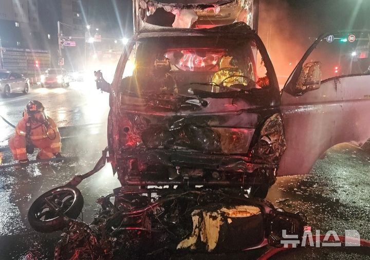 [무안=뉴시스] 24일 오후 7시38분께 전남 무안군 삼향읍 한 도로에서 1t 화물차와 오토바이가 충돌해 불이 나 당국이 진화 작업을 벌이고 있다. (사진 = 독자 제공) 2026.02.24. photo@newsis.com