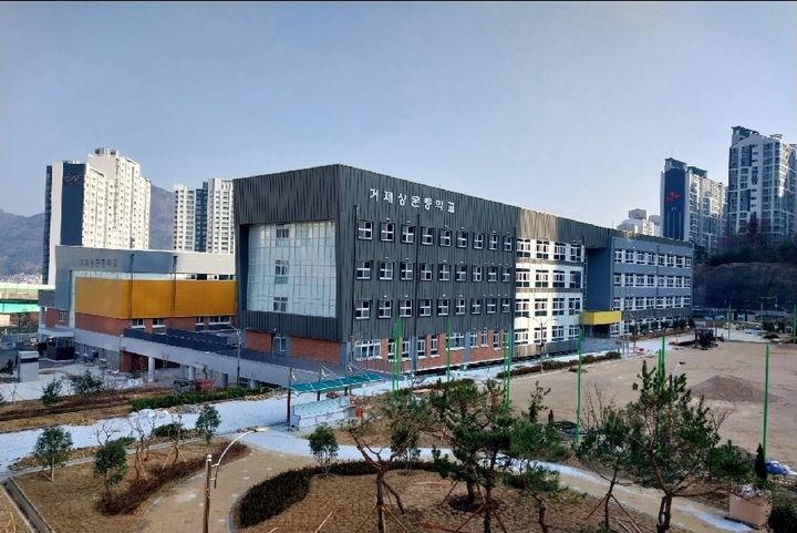 [거제=뉴시스] 신정철 기자= 서일준 국회의원(경남 거제, 국민의힘)은 상문동 주민들의 오랜 염원이었던 상문중학교가 오는 3월 3일, 개교를 앞두고 있다고 24일 밝혔다. 사진은 개교를 엎둔 33학급 규모의 상문중학교 전경.(사진=서일준의원실 제공).2026.02.24. photo@newsis.com *재판매 및 DB 금지