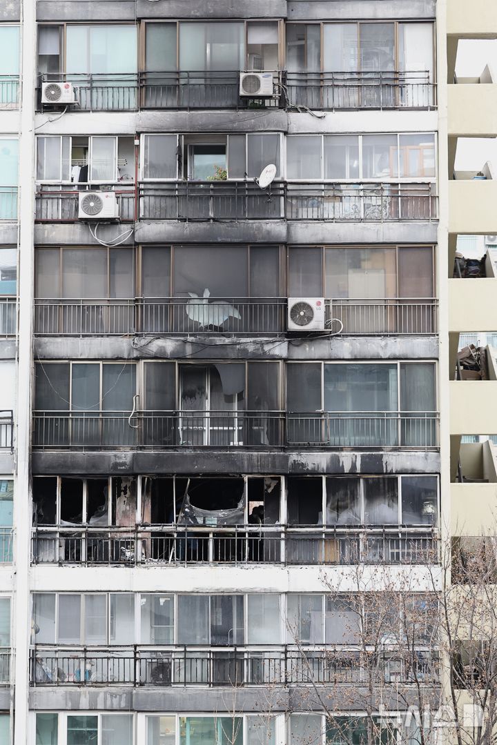 [서울=뉴시스] 최진석 기자 = 24일 화재가 발생한 서울 대치동 은마아파트 외벽이 검게 그을려 있다. 2026.02.24. myjs@newsis.com