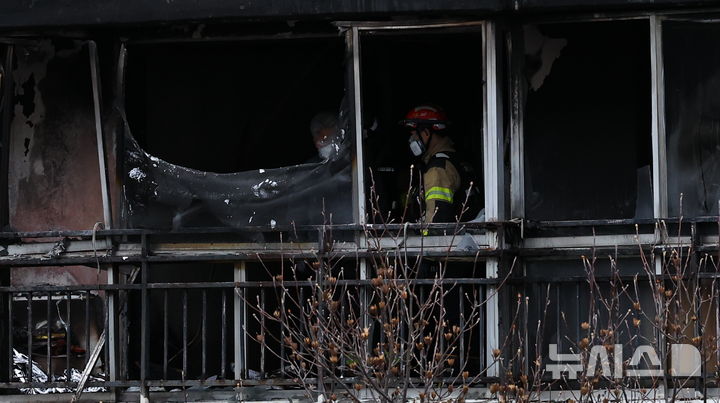 [서울=뉴시스] 최진석 기자 = 24일 서울 대치동 은마아파트 화재현장에서 소방대원이 현장을 살펴보고 있다. 2026.02.24. myjs@newsis.com