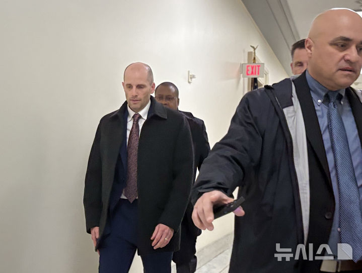 [워싱턴=뉴시스] 이윤희 특파원 = 해롤드 로저스(가운데) 쿠팡 한국법인 임시대표가 23일(현지 시간) 워싱턴DC 연방하원 건물인 레이번 빌딩에서 미국 하원 법사위원회가 개최한 쿠팡 사태 관련 비공개 증언청취(deposition) 절차에 출석해 이동하고 있다. 2026.02.24. sympathy@newsis.com