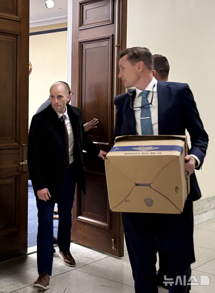 [워싱턴=뉴시스] 이윤희 특파원 = 해롤드 로저스 쿠팡 한국법인 임시대표가 23일(현지 시간) 워싱턴DC 연방하원 건물인 레이번 빌딩에서 미국 하원 법사위원회가 개최한 쿠팡 사태 관련 비공개 증언청취(deposition) 절차가 종료된 후 회의실을 나서고 있다. 2026.02.24. sympathy@newsis.com