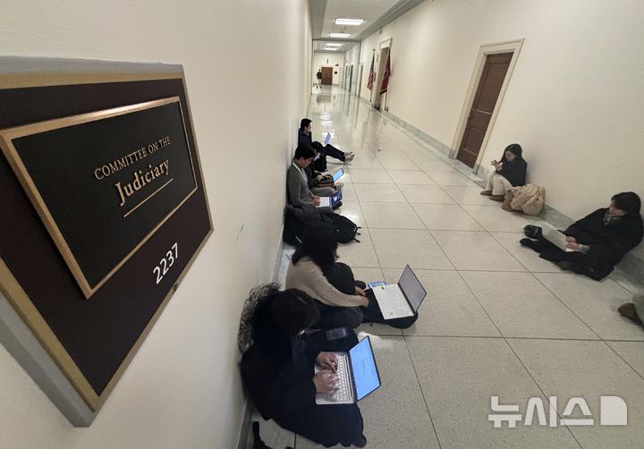 [워싱턴=뉴시스] 이윤희 특파원 = 미국 하원 법사위원회가 해롤드 로저스 쿠팡 한국법인 임시대표를 불러 쿠팡 사태 관련 비공개 증언청취(deposition)를 진행한 23일(현지 시간) 워싱턴DC 연방하원 건물인 레이번 빌딩 법사위 사무실 앞에 취재진이 대기하고 있다. 2026.02.24. sympathy@newsis.com