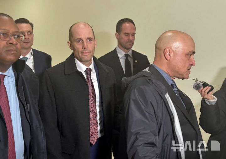 [워싱턴=뉴시스] 이윤희 특파원 = 해롤드 로저스(가운데) 쿠팡 한국법인 임시대표가 23일(현지 시간) 워싱턴DC 연방하원 건물인 레이번 빌딩에서 미국 하원 법사위원회가 개최한 쿠팡 사태 관련 비공개 증언청취(deposition) 절차에 출석해 이동하고 있다. 2026.02.24. sympathy@newsis.com