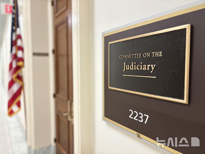 [워싱턴=뉴시스] 이윤희 특파원 = 미국 하원 법사위원회가 해롤드 로저스 쿠팡 한국법인 임시대표를 불러 쿠팡 사태 관련 비공개 증언청취(deposition)를 진행한 23일(현지 시간) 워싱턴DC 연방하원 건물인 레이번 빌딩 법사위 사무실 현판이 보이고 있다. 2026.02.24. sympathy@newsis.com