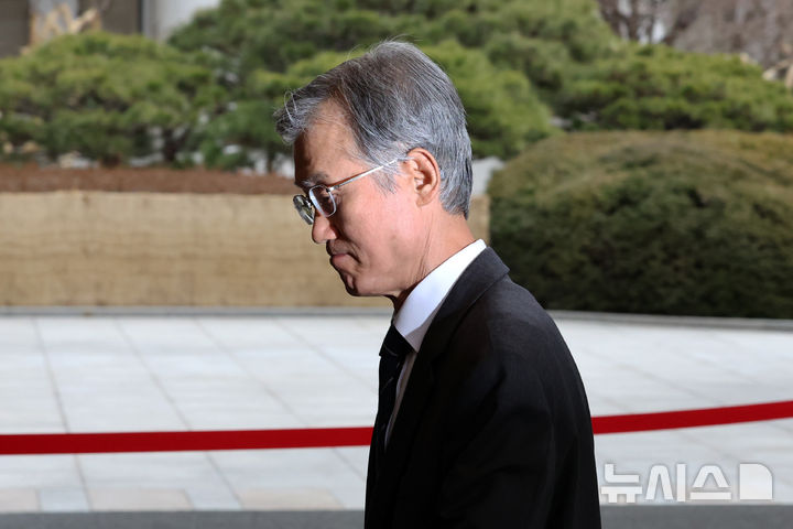 [서울=뉴시스] 조성우 기자 = 조희대 대법원장이 24일 오전 서울 서초구 대법원으로 출근하고 있다. 2026.02.24. xconfind@newsis.com