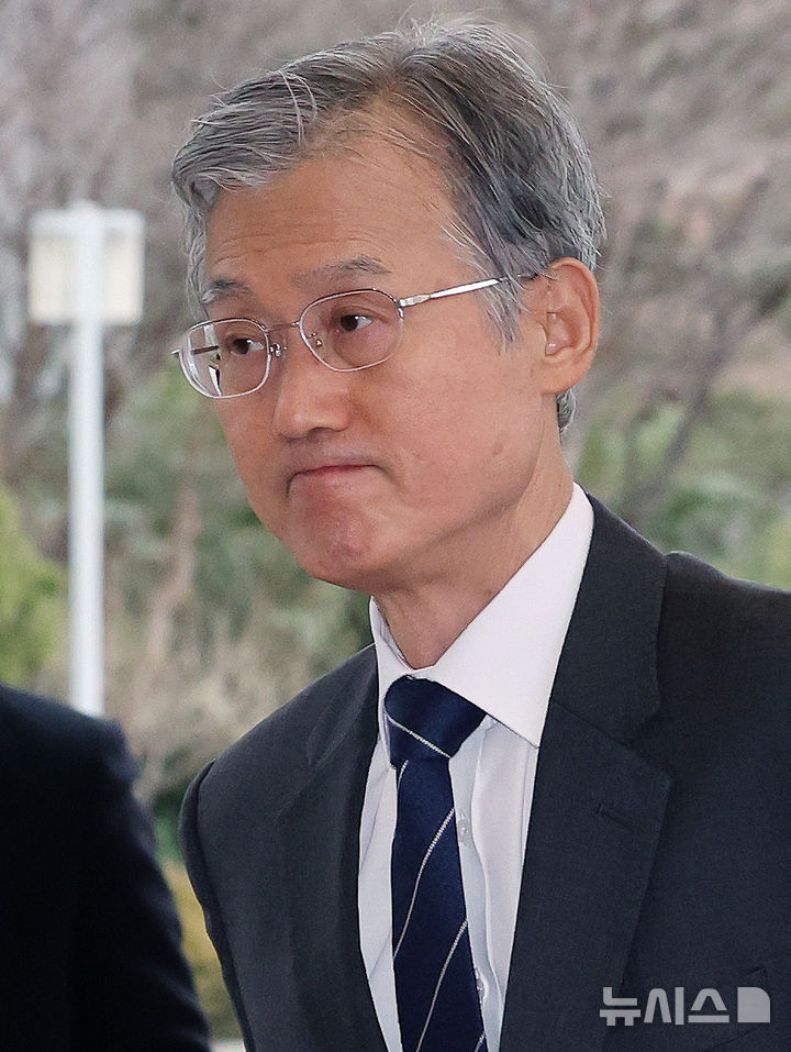 [서울=뉴시스] 조성우 기자 = 조희대 대법원장이 24일 오전 서울 서초구 대법원으로 출근하고 있다. 2026.02.24. xconfind@newsis.com