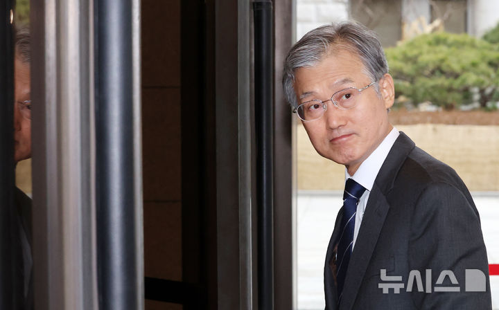 [서울=뉴시스] 조성우 기자 = 조희대 대법원장이 24일 오전 서울 서초구 대법원으로 출근하고 있다. 2026.02.24. xconfind@newsis.com