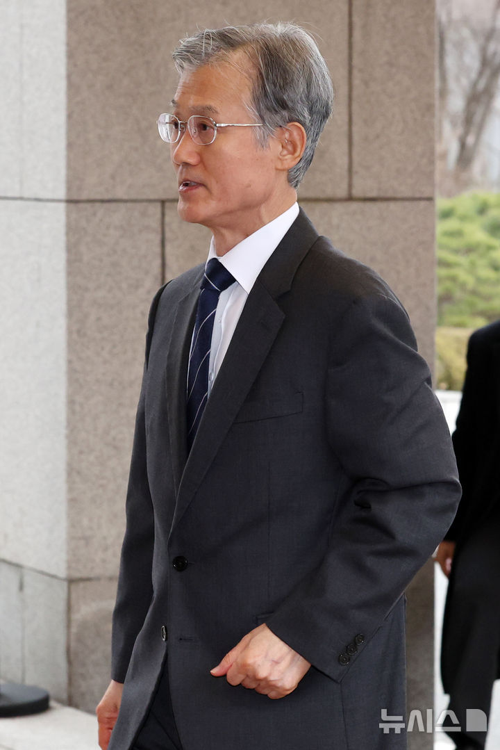 [서울=뉴시스] 조성우 기자 = 조희대 대법원장이 24일 오전 서울 서초구 대법원으로 출근하고 있다. 2026.02.24. xconfind@newsis.com