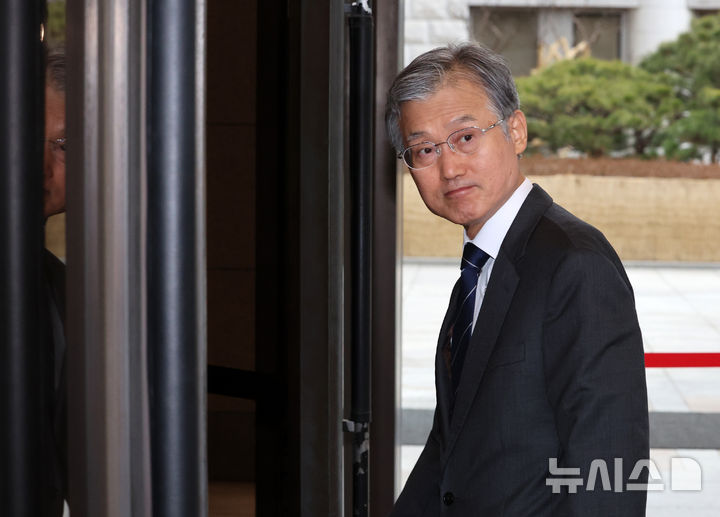 [서울=뉴시스] 조성우 기자 = 조희대 대법원장이 24일 오전 서울 서초구 대법원으로 출근하고 있다. 2026.02.24. xconfind@newsis.com