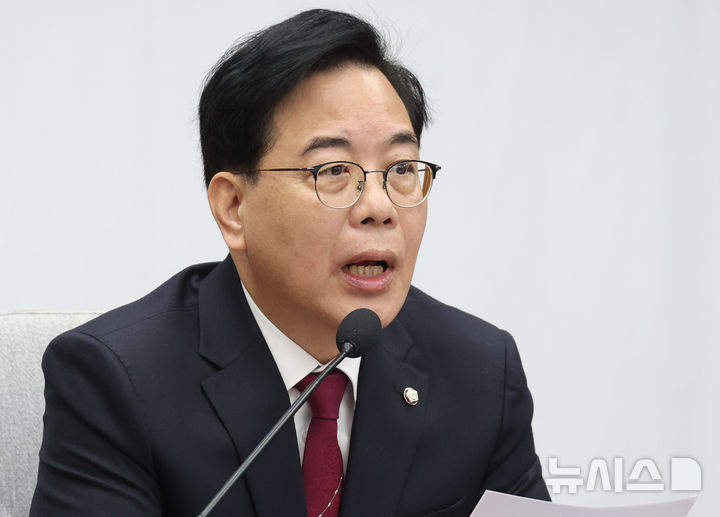 [서울=뉴시스] 조성봉 기자 = 송언석 국민의힘 원내대표가 24일 오전 서울 여의도 국회에서 열린 원내대책회의에서 발언을 하고 있다. 2026.02.24. suncho21@newsis.com