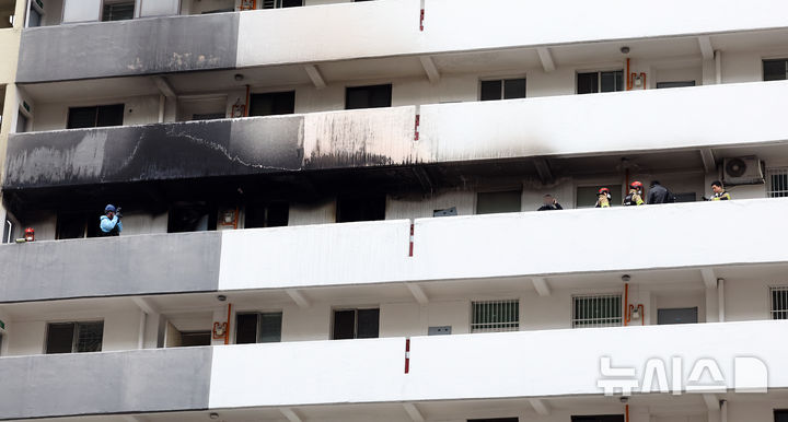 [서울=뉴시스] 최진석 기자 = 24일 서울 대치동 은마아파트 화재현장에서 소방대원들이 현장 통제를 하고 있다. 2026.02.24. myjs@newsis.com