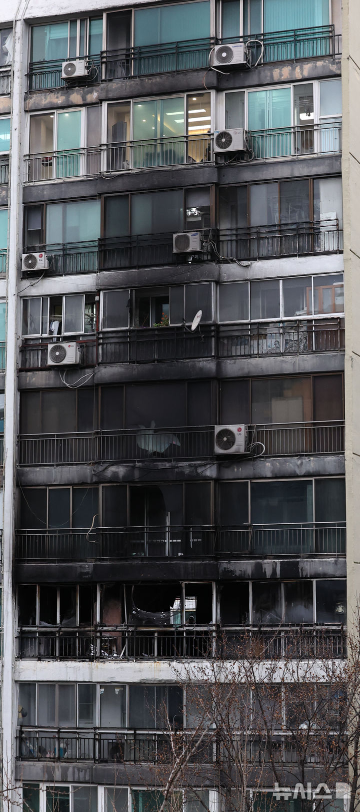 [서울=뉴시스] 최진석 기자 = 24일 서울 대치동 은마아파트 화재현장에서 소방대원이 현장을 살펴보고 있다. 2026.02.24. myjs@newsis.com