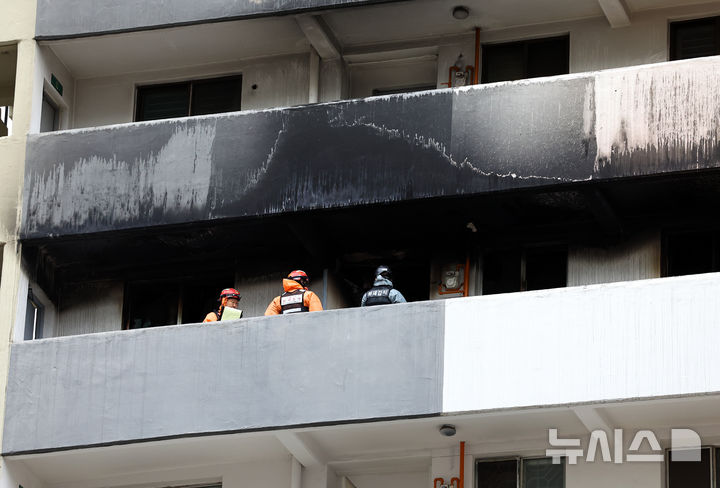 [서울=뉴시스] 최진석 기자 = 24일 서울 대치동 은마아파트 화재현장으로 화재감식 대원이 들어가고 있다. 2026.02.24. myjs@newsis.com