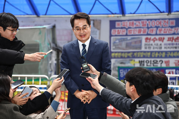 [서울=뉴시스] 김명년 기자 = 6·3 지방선거 경기도지사에 도전하는 김동연 경기도지사가 24일 서울 영등포구 더불어민주당 당사에서 열린 중앙당공천관리위원회 광역단체장 후보자 면접에 참석하기 전 취재진의 질문에 답하고 있다. 2026.02.24. kmn@newsis.com