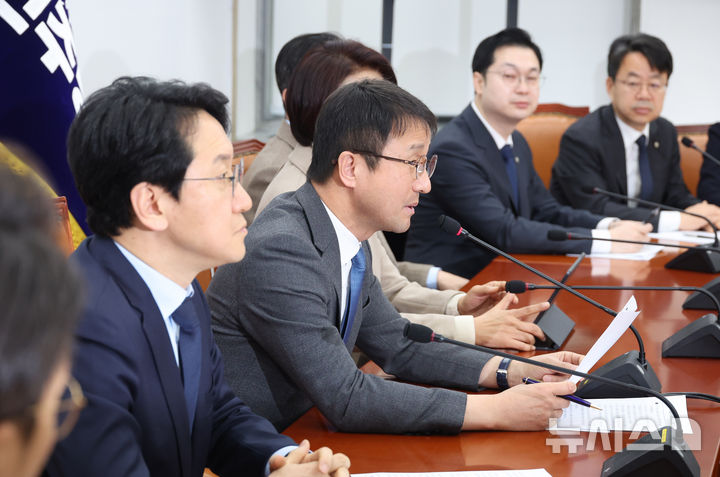 [서울=뉴시스] 조성봉 기자 = 한병도 더불어민주당 원내대표가 지난 24일 오전 서울 여의도 국회에서 열린 원내대책회의에서 발언을 하고 있다. 2026.02.24. suncho21@newsis.com