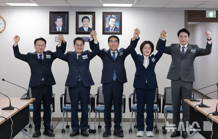 [서울=뉴시스] 김명년 기자= 6·3 지방선거 경기도지사에 도전하는 더불어민주당 예비후보들이 24일 서울 영등포구 여의도 더불어민주당 중앙당사에서 열린 광역단체장 후보 면접에서 기념 촬영하고 있다. 왼쪽부터 권칠승 의원, 김동연 경기도지사, 양기대 전 의원, 추미애·한준호 의원. (공동취재) 2026.02.24. photo@newsis.com