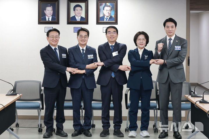 [서울=뉴시스] 김명년 기자= 6·3 지방선거 경기도지사에 도전하는 더불어민주당 예비후보들이 24일 서울 영등포구 여의도 더불어민주당 중앙당사에서 열린 광역단체장 후보 면접에서 기념 촬영하고 있다. 왼쪽부터 권칠승 의원, 김동연 경기도지사, 양기대 전 의원, 추미애·한준호 의원. (공동취재) 2026.02.24. photo@newsis.com