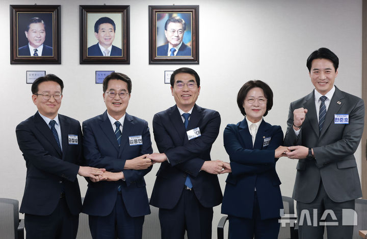 [서울=뉴시스] 김명년 기자= 6·3 지방선거 경기도지사에 도전하는 더불어민주당 예비후보들이 24일 서울 영등포구 여의도 더불어민주당 중앙당사에서 열린 광역단체장 후보 면접에서 기념 촬영하고 있다. 왼쪽부터 더불어민주당 권칠승 의원, 김동연 경기도지사, 더불어민주당 양기대 전 의원, 추미애·한준호 의원. (공동취재) 2026.02.24. photo@newsis.com