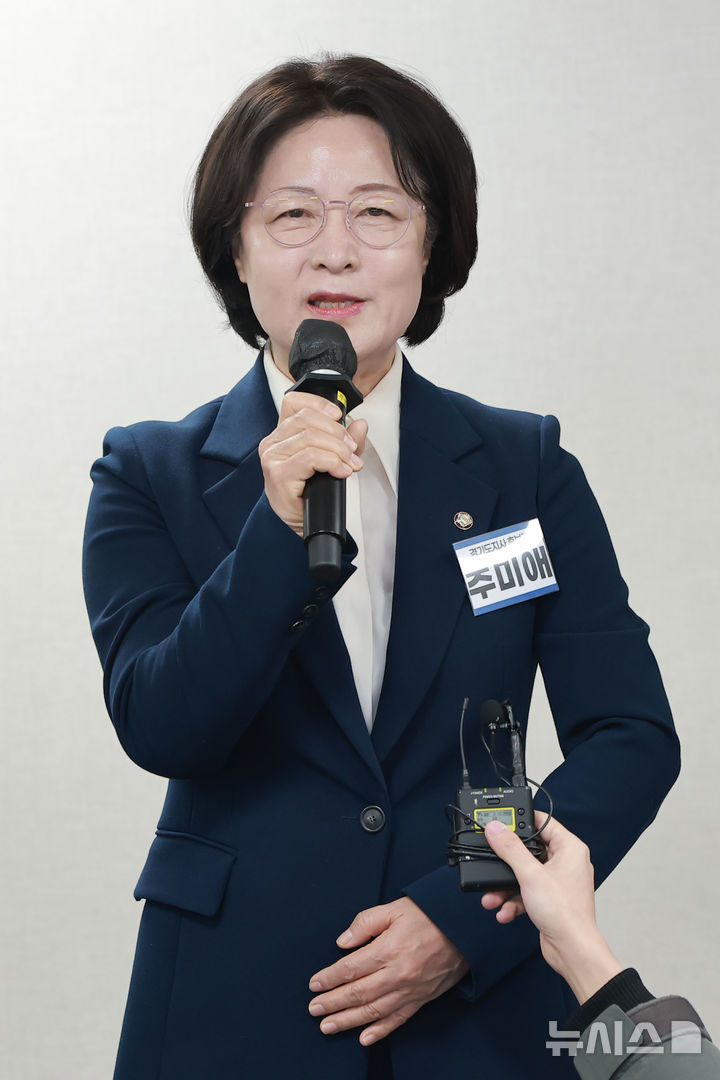 [서울=뉴시스] 김명년 기자= 6·3 지방선거 경기도지사에 도전하는 추미애 민주당 의원이 24일 서울 영등포구 여의도 더불어민주당 중앙당사에서 열린 광역단체장 후보 면접에서 발언을 하고 있다. (공동취재) 2026.02.24. photo@newsis.com