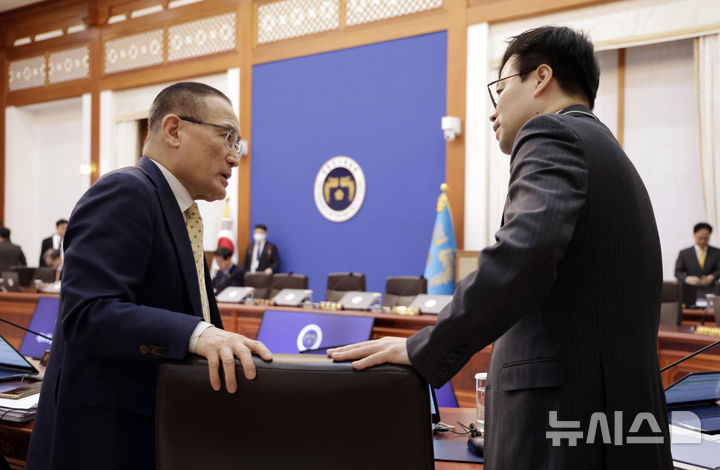 [서울=뉴시스] 최동준 기자 = 위성락 국가안보실장과 여한구 산업통상부 통상교섭본부장이 24일 청와대에서 열린 국무회의에 앞서 대화하고 있다. 2026.02.24. photocdj@newsis.com