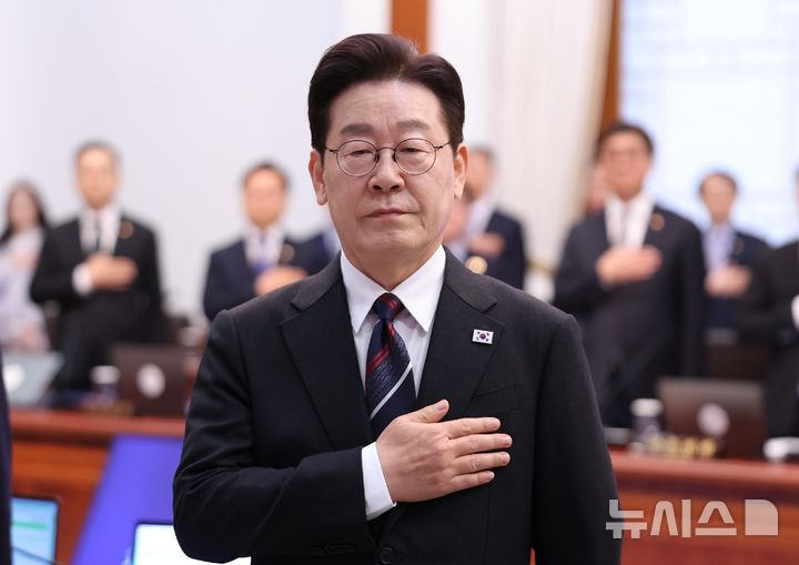 [서울=뉴시스] 최동준 기자 = 이재명 대통령이 24일 청와대에서 열린 국무회의에서 국민의례를 하고 있다. 2026.02.24. photocdj@newsis.com