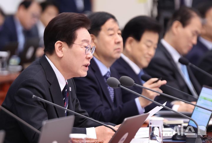 [서울=뉴시스] 최동준 기자 = 이재명 대통령이 24일 청와대에서 열린 국무회의에서 발언하고 있다. 2026.02.24. photocdj@newsis.com