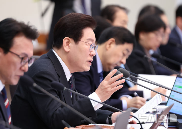 [서울=뉴시스] 최동준 기자 = 이재명 대통령이 24일 청와대에서 열린 국무회의에서 발언하고 있다. 2026.02.24. photocdj@newsis.com