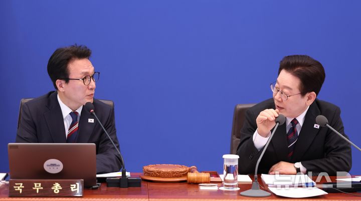 [서울=뉴시스] 최동준 기자 = 이재명 대통령이 24일 청와대에서 열린 국무회의에서 발언하고 있다. 왼쪽은 김민석 국무총리. 2026.02.24. photocdj@newsis.com