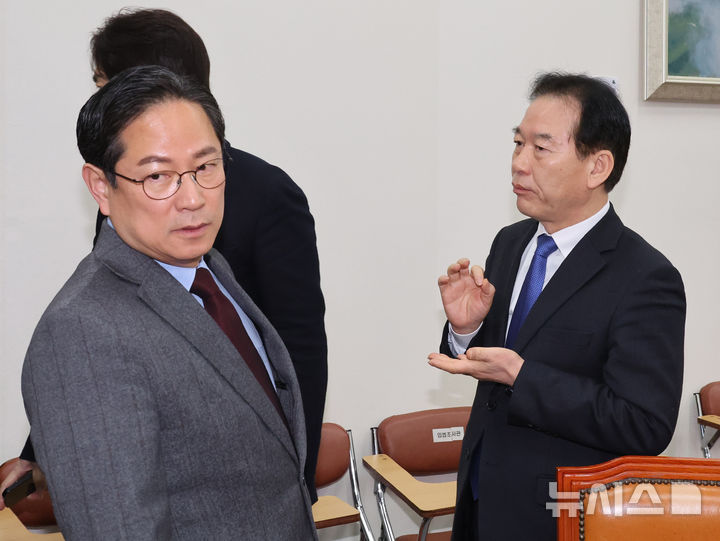 [서울=뉴시스] 김금보 기자 = 정태호(오른쪽) 국회 대미투자특별법처리를위한특별위원회 더불어민주당 간사와 박수영 국민의힘 간사가 24일 오전 서울 여의도 국회에서 열린 대미투자특별법처리를위한특별위원회 전체회의 도중 소위원회 구성을 두고 논의하고 있다. 2026.02.24. kgb@newsis.com