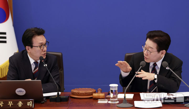 [서울=뉴시스] 최동준 기자 = 이재명 대통령이 24일 청와대에서 열린 국무회의에서 김민석 국무총리와 대화하고 있다. 2026.02.24. photocdj@newsis.com