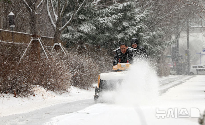 [세종=뉴시스] 강종민 기자 = 봄을 시샘하는 눈이 내린 24일 세종시 어진동에서 정부세종청사 관계자들이 인도의 눈을 치우고 있다.. 2026.02.24. ppkjm@newsis.com