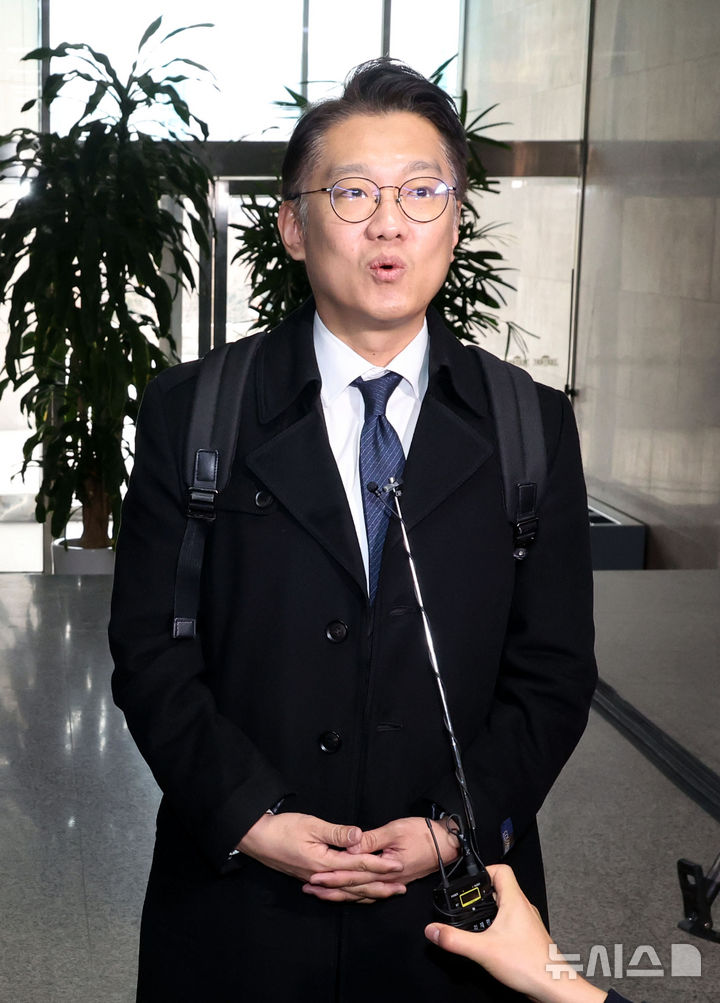 [서울=뉴시스] 조성봉 기자 = 김남준 전 대통령비서실 대변인이 24일 오전 서울 여의도 국회에서 정청래 더불어민주당 대표와 면담을 마치고 취재진의 질문에 답변하고 있다. 2026.02.24. suncho21@newsis.com