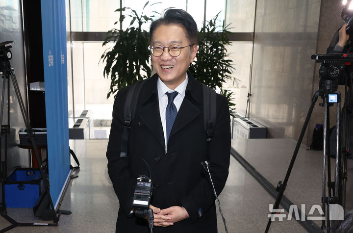 [서울=뉴시스] 조성봉 기자 = 김남준 전 대통령비서실 대변인이 24일 오전 서울 여의도 국회에서 정청래 더불어민주당 대표와 면담을 마치고 취재진의 질문에 답변하고 있다. 2026.02.24. suncho21@newsis.com