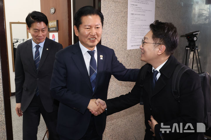 [서울=뉴시스] 조성봉 기자 = 정청래 더불어민주당 대표가 24일 오전 서울 여의도 국회에서 김남준 전 대통령비서실 대변인과 면담을 마치고 악수를 하고 있다. 2026.02.24. suncho21@newsis.com