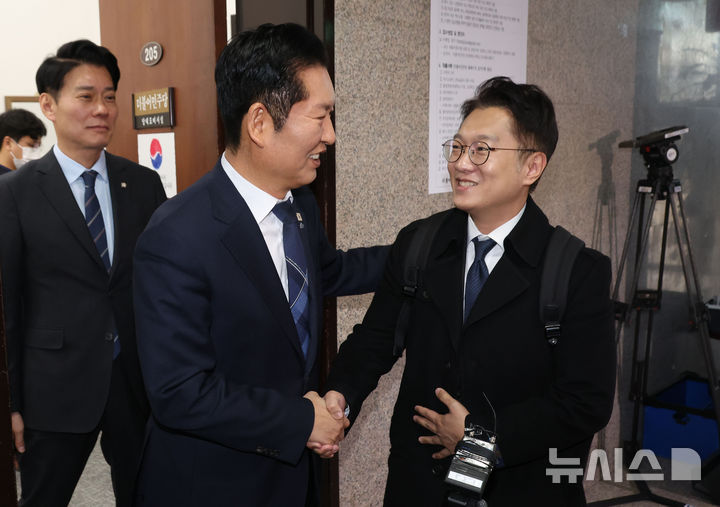 [서울=뉴시스] 조성봉 기자 = 정청래 더불어민주당 대표가 24일 오전 서울 여의도 국회에서 김남준 전 대통령비서실 대변인과 면담을 마치고 악수를 하고 있다. 2026.02.24. suncho21@newsis.com