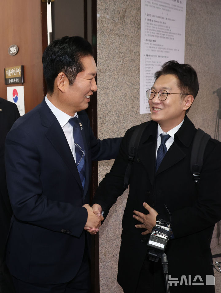 [서울=뉴시스] 조성봉 기자 = 정청래 더불어민주당 대표가 24일 오전 서울 여의도 국회에서 김남준 전 대통령비서실 대변인과 면담을 마치고 악수를 하고 있다. 2026.02.24. suncho21@newsis.com