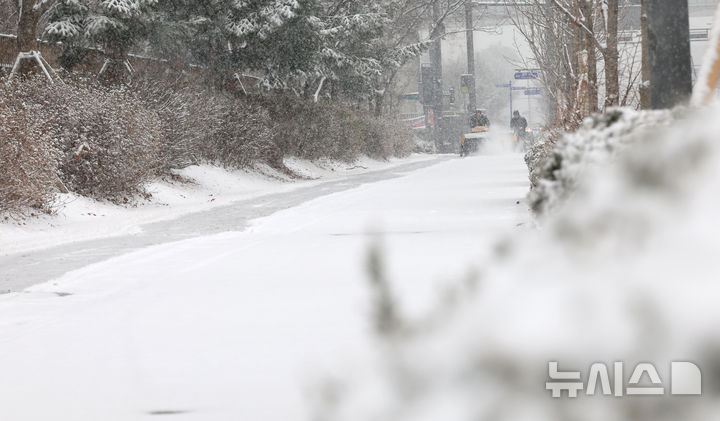 [세종=뉴시스] 강종민 기자 = 봄을 시샘하는 눈이 내린 24일 세종시 어진동에서 정부세종청사 관계자들이 인도의 눈을 치우고 있다.. 2026.02.24. ppkjm@newsis.com