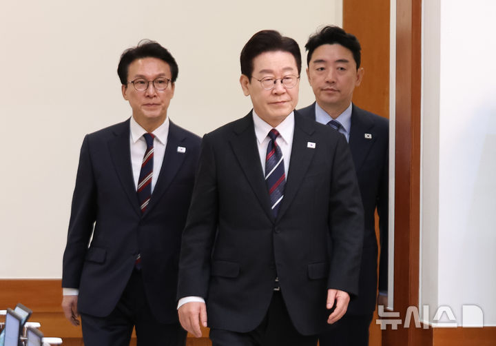 [서울=뉴시스] 최동준 기자 = 이재명 대통령이 24일 청와대에서 열린 국무회의에 입장하고 있다. 왼쪽부터 김민석 국무총리, 이 대통령, 강훈식 비서실장. 2026.02.24. photocdj@newsis.com