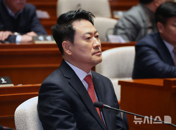 [서울=뉴시스] 김금보 기자 = 장동혁 국민의힘 대표가 24일 오전 서울 여의도 국회에서 열린 의원총회에 참석해 있다. 2026.02.24. kgb@newsis.com