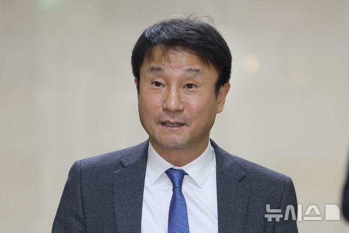 [서울=뉴시스] 김금보 기자 = 한병도 더불어민주당 원내대표가 24일 오전 서울 여의도 국회에서 여야 원내대표 회동을 위해 이동하고 있다. 2026.02.24. kgb@newsis.com