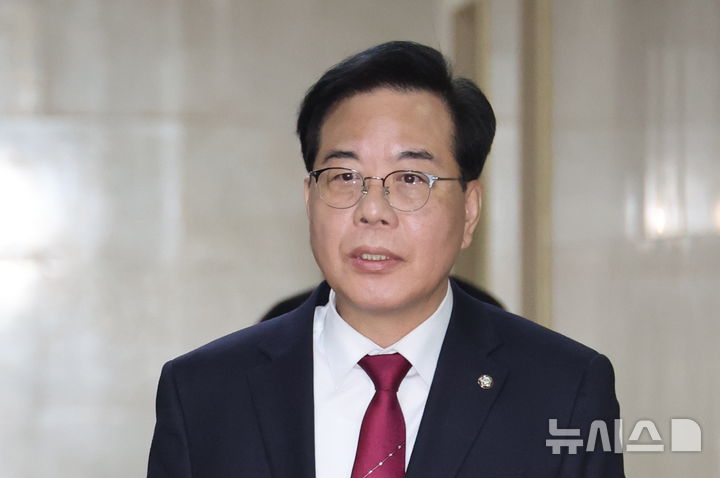 [서울=뉴시스] 김금보 기자 = 송언석 국민의힘 원내대표가 24일 오전 서울 여의도 국회에서 여야 원내대표 회동을 위해 이동하고 있다. 2026.02.24. kgb@newsis.com