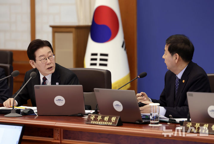 [서울=뉴시스] 최동준 기자 = 이재명 대통령이 24일 청와대에서 열린 국무회의에서 구윤철 부총리 겸 재정경제부 장관과 대화하고 있다. 2026.02.24. photocdj@newsis.com